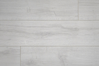 Замковый ламинат 100% натуральный, состоит из осины и березы 50/50, толщина 8 мм., водостойкий (72 часа защиты от воды), 34 класс износостойкости/AC6, ударопрочный. Структура D глубокие поры